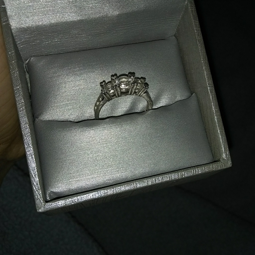 ZALES DIAMOND RING - Picture 2 of 4